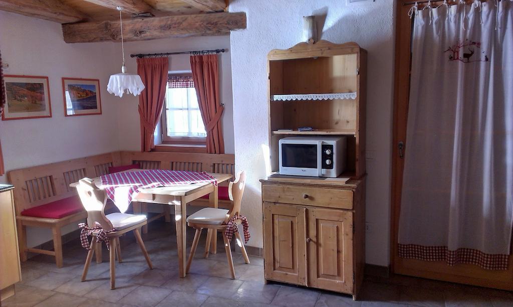 Maso Franceschella Bed and Breakfast Carano  Rum bild